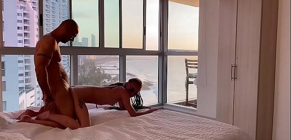 Couple amateur exhibe leur baise torride aux fenêtres de leur chambre d’hôtel en Colombie